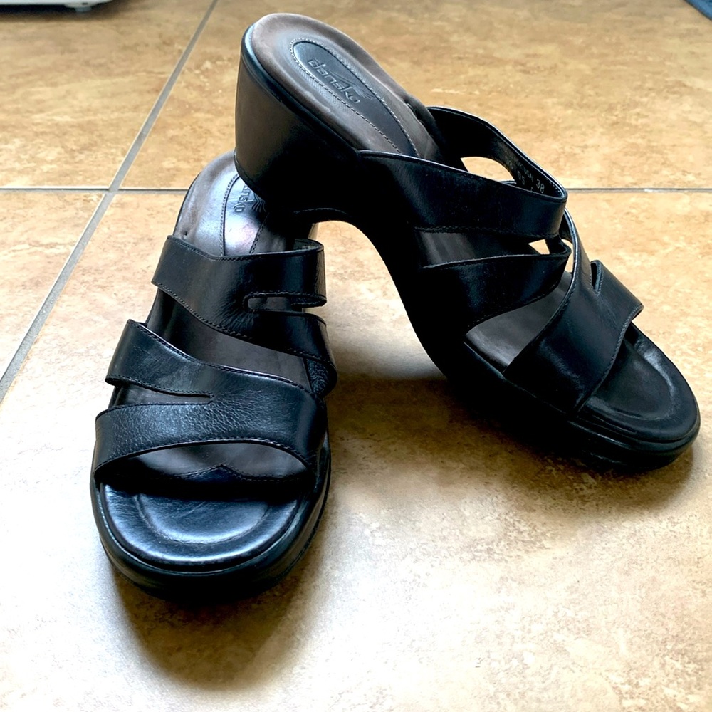 Dansko Black Leather Womens wedge sandals. Made in Portugal. Size 38 (7 US)